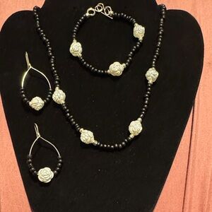 Black and White Rose Necklace Set